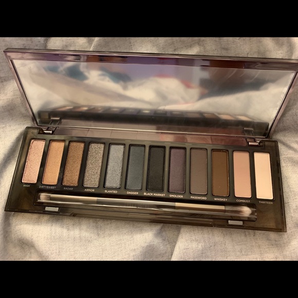 Urban decay eyeshadow palette - Picture 2 of 2